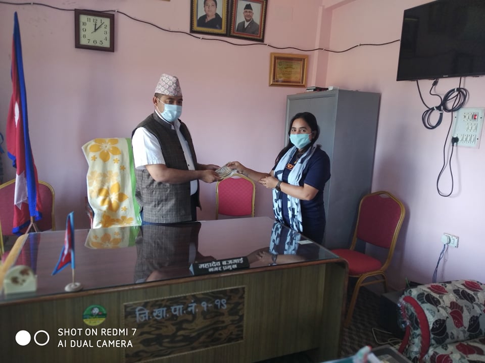 लम्की जेसिजद्धारा लम्कीचुहा नगरपालिकाे (कोभिड १९) राहतकाेषमा २५ हजार सहयाेग