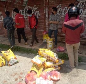 खप्तड–छेडेदह गाउँपालिकाले काठमाडौंमा रहेका मजदुर र विद्यार्थीलाई राहत वितरण
