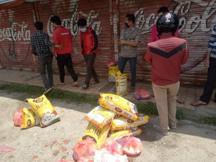 खप्तड–छेडेदह गाउँपालिकाले काठमाडौंमा रहेका मजदुर र विद्यार्थीलाई राहत वितरण