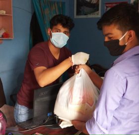 धनगढी ट्रेडिङ् सेन्टरका सन्चालकद्धारा बिद्यार्थीलाई खाद्यन्न सहयोग