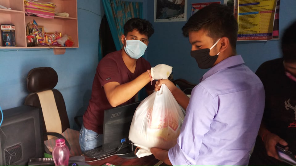 धनगढी ट्रेडिङ् सेन्टरका सन्चालकद्धारा बिद्यार्थीलाई खाद्यन्न सहयोग