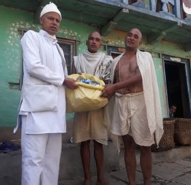 आमाको १३ औँ पुण्य तिथिको अबसर पारी पत्रकार अएडीले गरे वडामा सावुन बितरण