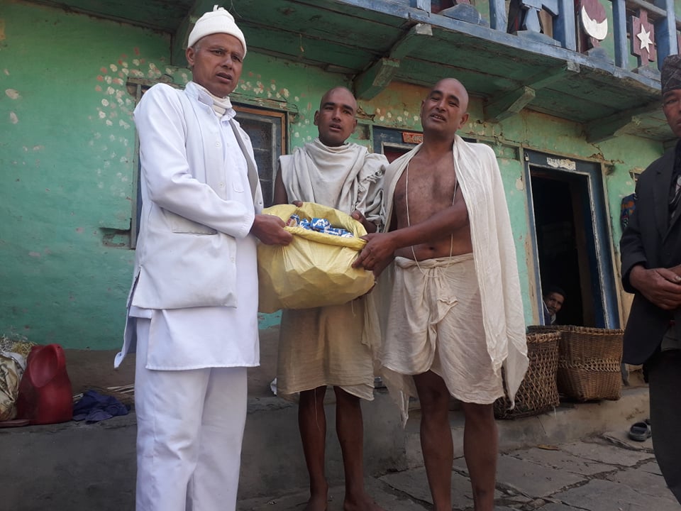 आमाको १३ औँ पुण्य तिथिको अबसर पारी पत्रकार अएडीले गरे वडामा सावुन बितरण