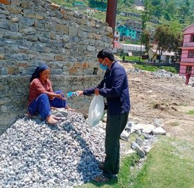 बडिमालिका मिडिया हाउसद्धारा मजदुरलाइ सर्जिकल माक्स बितरण