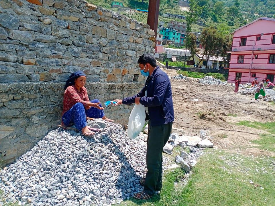 बडिमालिका मिडिया हाउसद्धारा मजदुरलाइ सर्जिकल माक्स बितरण