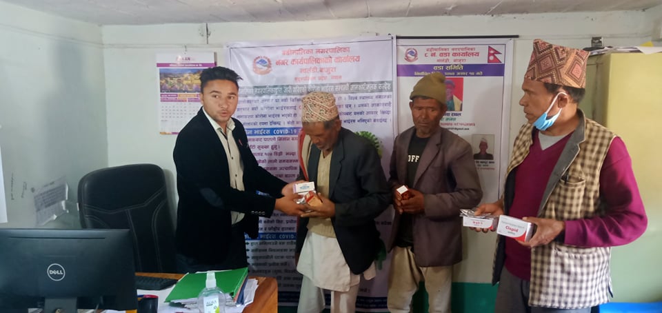 बडिमालिका नगरपालिका ८ काे समन्वयमा दिर्घरोगीलाई औषधी बितरण