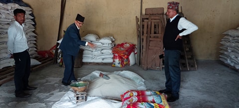 प्रमुख जिल्ला अधिकारीद्धारा खाद्य ब्यबस्था शाखा बाजुरामा अनुगमन