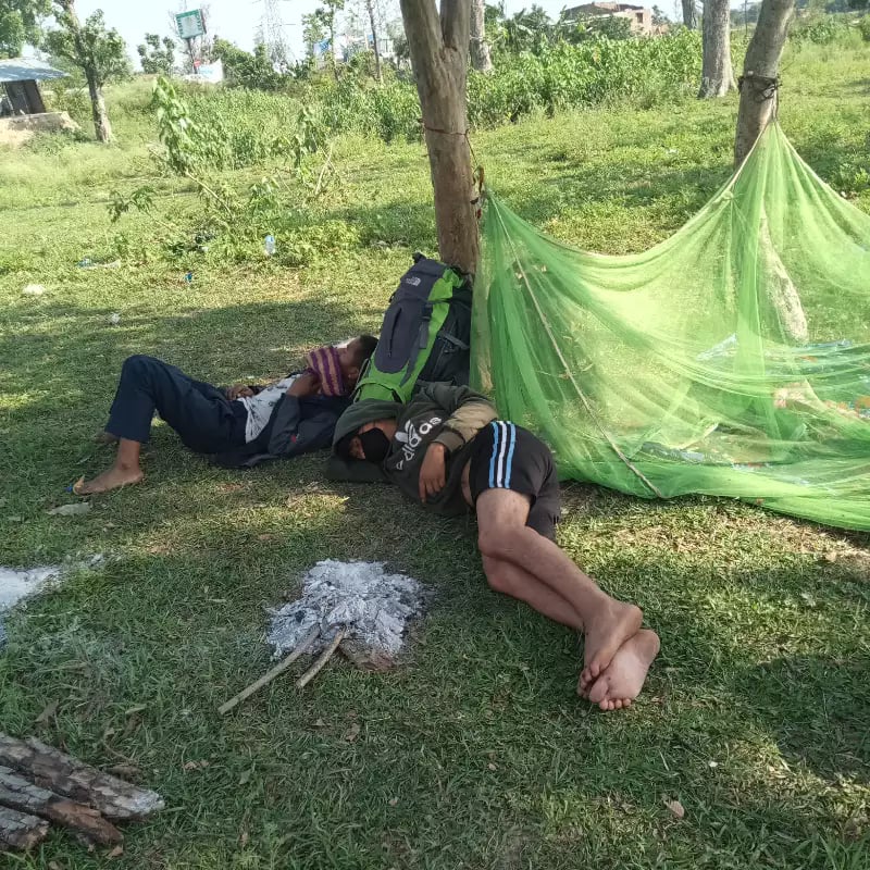 बाजुराका १५ जना नेपाल भारत सिमामा अलपत्र रोग भन्दा भोकले मरिने भयो पानी समेत नपाएका उनीहरुकाे गुनासाे