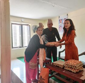 बुढिनन्दा नगरपालिकाद्धारा सुनौला हजार दिनका आमालाई पोषण झोला बितरण