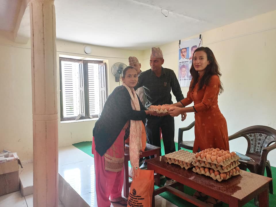 बुढिनन्दा नगरपालिकाद्धारा सुनौला हजार दिनका आमालाई पोषण झोला बितरण