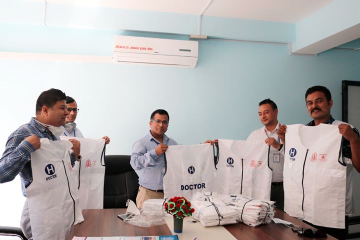 मेडिकल एशोसियसनलाई स्वस्तिश्री गुरुकुलद्वारा ज्याकेट हस्तान्तरण