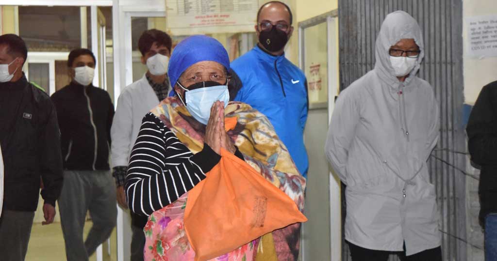 कोरोना जितेर घर गएकी ६५ वर्षीया वृद्धा फेरि अस्पताल आएपछि…