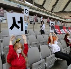 दक्षिण कोरियाः फुटबल म्याचमा ‘सेक्स डल’ चियरलिडर