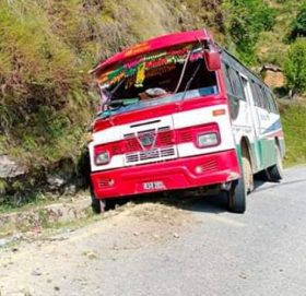 धनगढीबाट मजदुर बोकेर हिडेको बस अछाममा दुर्घटना