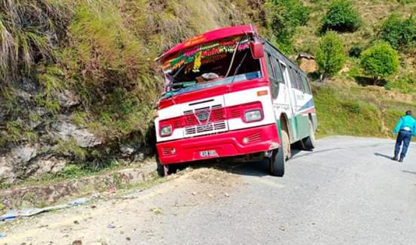 धनगढीबाट मजदुर बोकेर हिडेको बस अछाममा दुर्घटना