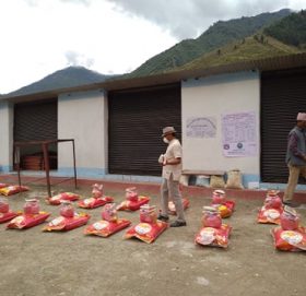 मानव संसाेधन केन्द्र बाजुराद्धारा ६२ परीवारलाइ राहत बितरण