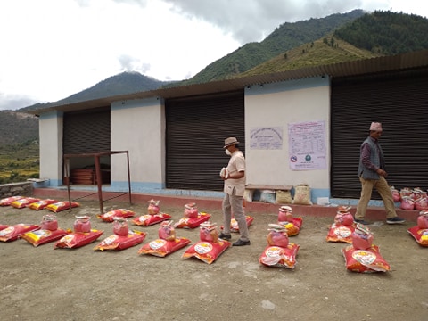 मानव संसाेधन केन्द्र बाजुराद्धारा ६२ परीवारलाइ राहत बितरण