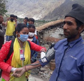 घर घरमै पुुगेर स्वाथ्य प्रामर्श दिदै नेकपाका कार्यकता