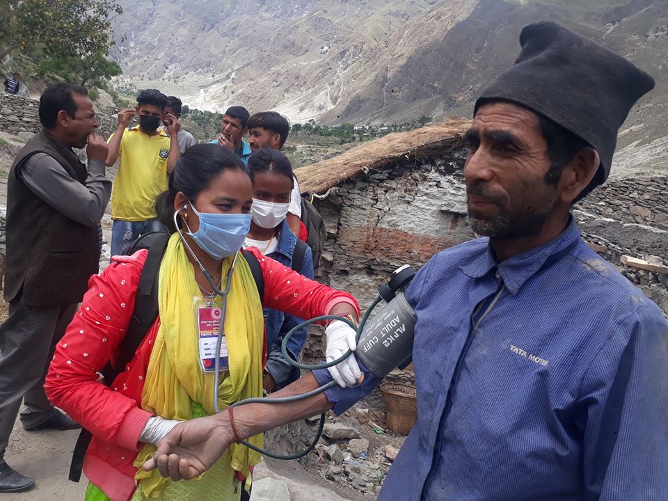 घर घरमै पुुगेर स्वाथ्य प्रामर्श दिदै नेकपाका कार्यकता