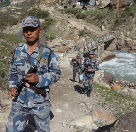 दार्चुलाको छाङरुमा सशस्त्र प्रहरी : दृढ सङ्कल्पका साथ सीतापुलबाट सीमा गस्ती