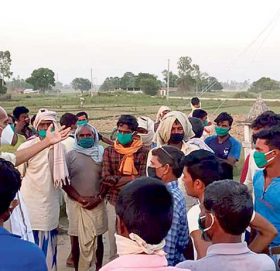 ‘रेडजोन’मा खटिने प्रहरीसँग न मास्क छ न स्यानिटाइजर !