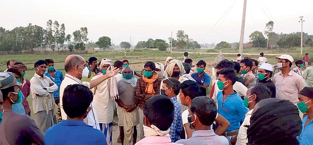 ‘रेडजोन’मा खटिने प्रहरीसँग न मास्क छ न स्यानिटाइजर !