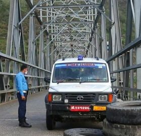 एम्बेलुन्स चालक र स्वास्थ्यकर्मीले कतै पाउँदैनन् बास, पानीसमेत दिन मान्दैनन्