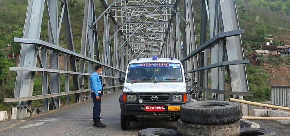 एम्बेलुन्स चालक र स्वास्थ्यकर्मीले कतै पाउँदैनन् बास, पानीसमेत दिन मान्दैनन्