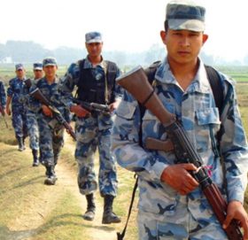 झापामा सयौं भारतीय नेपाल प्रवेश गर्न खोजेपछि सशस्त्र प्रहरीद्वारा हवाइ फायर, भारतीयहरु भागे