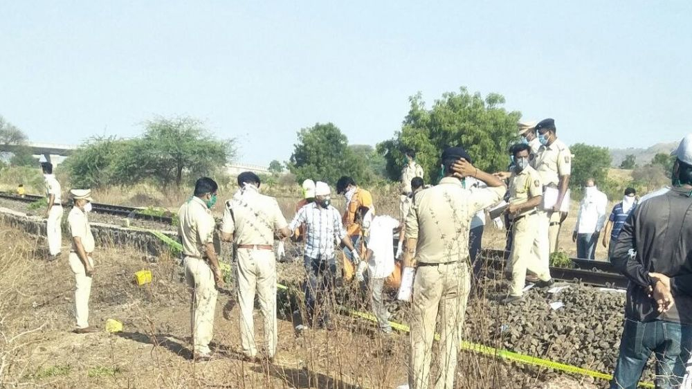 महाराष्ट्रबाट मध्य प्रदेश हिँडेका थाकेर बसीरहेका बेला १६ जना मज्दुरकाे रेलले किचेर मृत्यु