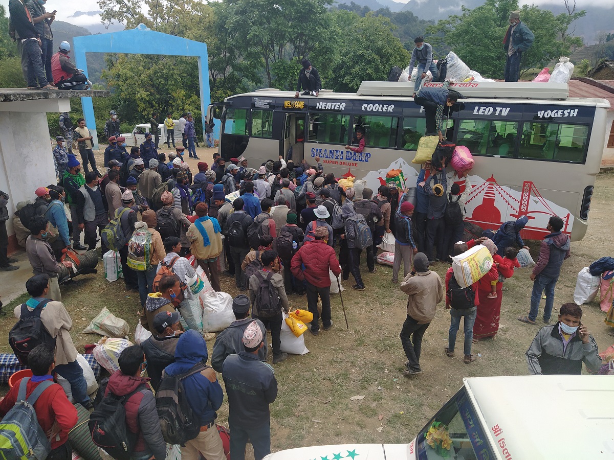 सीमापारि रोकिएका भित्रिएसँगै बढ्यो कोरोनाको जोखिम