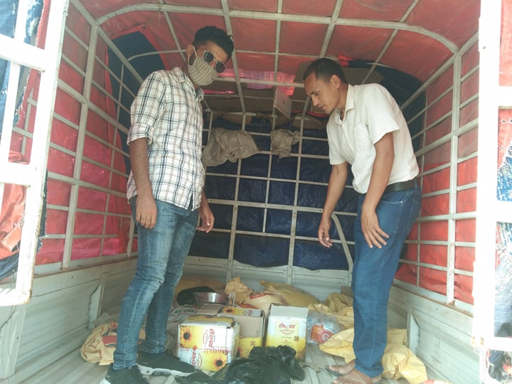 हिमाली गाउँपालिकाले  धनगढीमा अलपत्र परेकालाई राहत बितरण