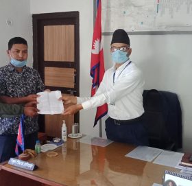 कार्यालय प्रमुखले बाजुरामा काँग्रेसकाे राजनिति गरेकाे भन्दै  कार्यवाहिकाे माग गर्दै प्रजिअलाइ उजुरी