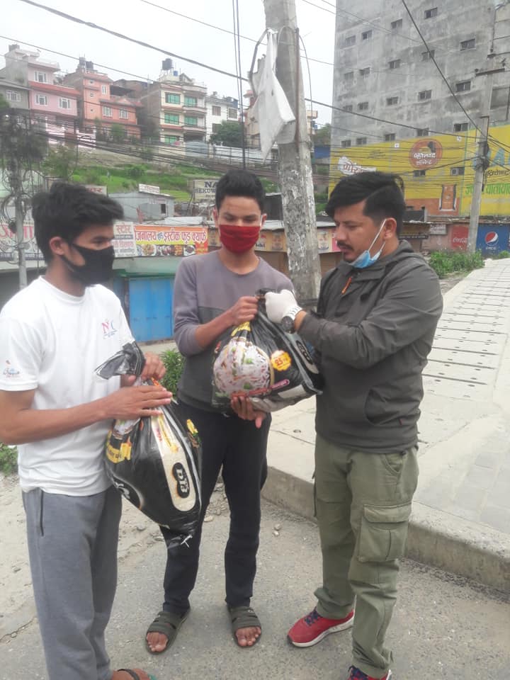 विद्यार्थी नेता नरेश रोकाया काठमाडौंमा राहत बाँड्दै