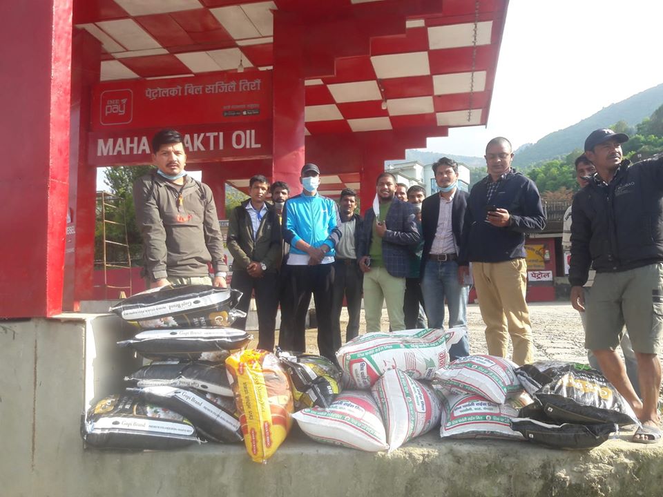 सांसद थापाले काठमाडाैमा विद्यार्थीलाइ खाद्यन्न सहयोग