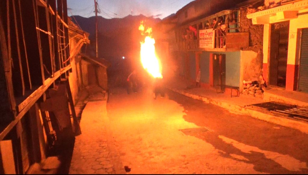 सीमा अतिक्रमणको विरोधमा नेविसंघले जलायो प्रधानमन्त्रीको पुत्ला