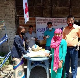 छेडेदह गाउँपालिकाद्धारा धनगढीमा अलपत्र बिद्यार्थीहरुलाई राहत बितरण