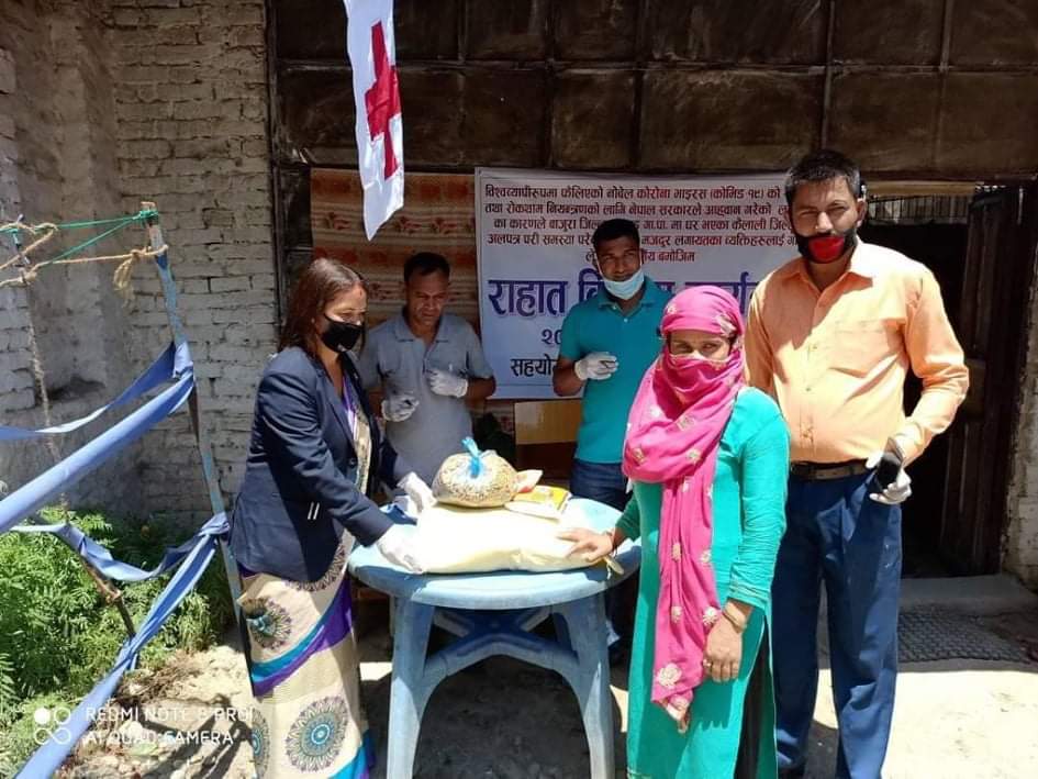 छेडेदह गाउँपालिकाद्धारा धनगढीमा अलपत्र बिद्यार्थीहरुलाई राहत बितरण