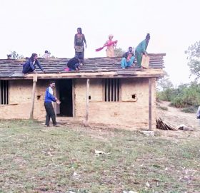 क्वारेन्टाइन बनाउने निर्णय भएपछि शिक्षककै नेतृत्वमा भत्काइयो विद्यालय