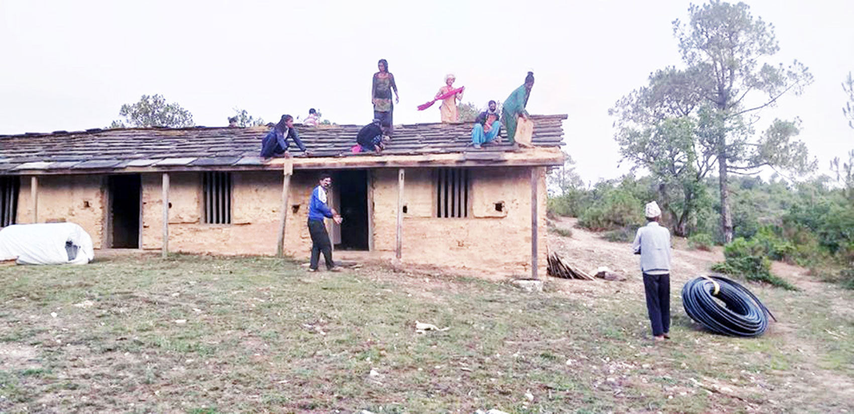 क्वारेन्टाइन बनाउने निर्णय भएपछि शिक्षककै नेतृत्वमा भत्काइयो विद्यालय