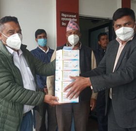 डडेल्धुराका स्थानीय तहलाई आरडिटी किट वितरण गर्दै नेकपा