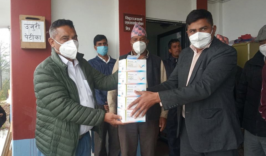 डडेल्धुराका स्थानीय तहलाई आरडिटी किट वितरण गर्दै नेकपा