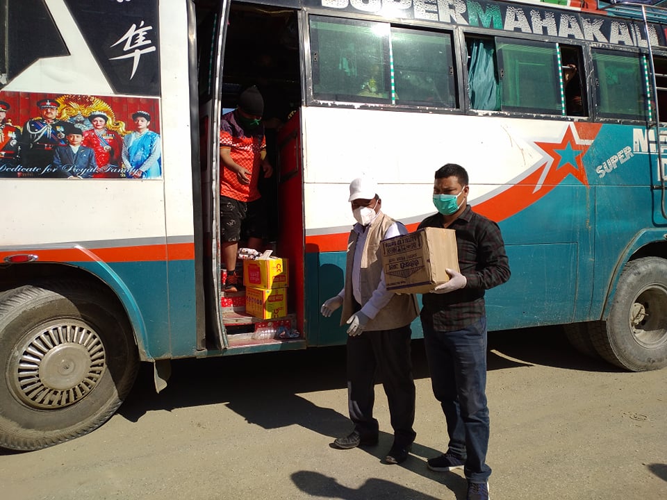 नेकपा नेता तथा ब्यापारि हंश सिंहको सहयोगमा युवा संघ र अनेरास्ववियुद्धारा राहत