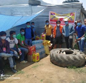 निर्माण ब्यबासायी सघंका अध्यक्षद्बारा गाडीमा अाउनेलाइ खाद्न्न सहयाेग