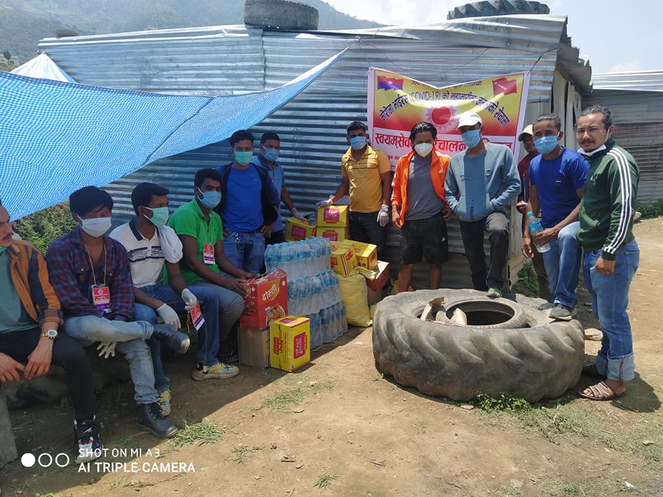 निर्माण ब्यबासायी सघंका अध्यक्षद्बारा गाडीमा अाउनेलाइ खाद्न्न सहयाेग