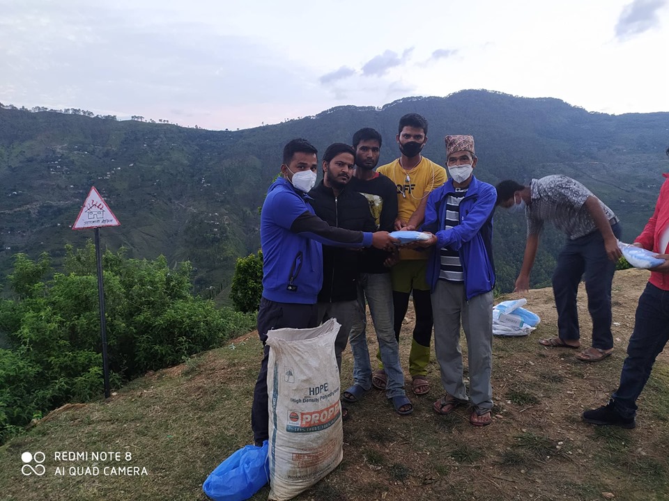 अनेरास्ववियूका नेता प्रकाश रावलद्धारा स्वास्थ्य सामग्री हस्तान्तरण