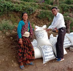 नेबिसघं बाजुराका नेता थापाकाे समन्वयमा चामल बितरण