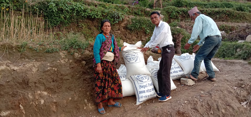 नेबिसघं बाजुराका नेता थापाकाे समन्वयमा चामल बितरण