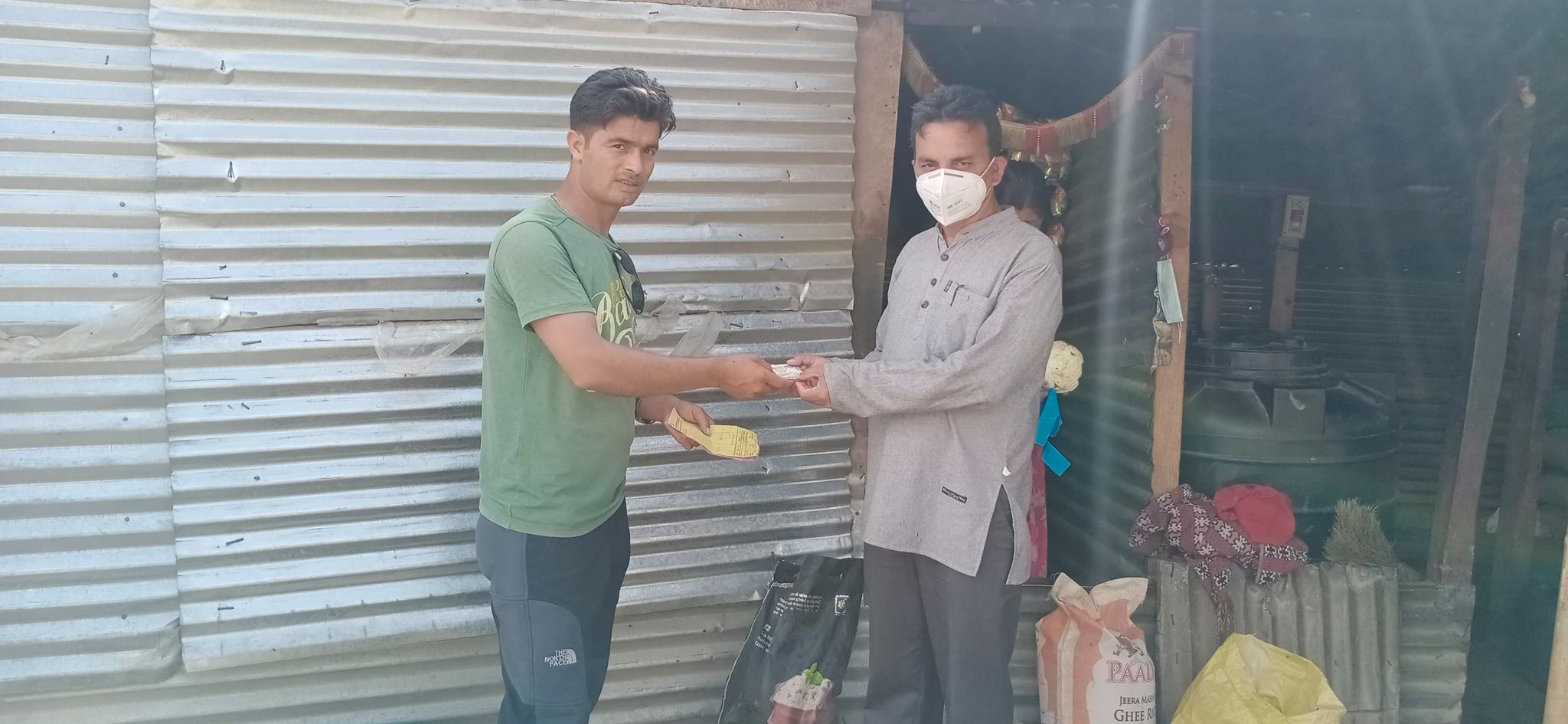 बाजुरामा कोरोना पोजेटिभलाइ खाद्यन्न सहयोग