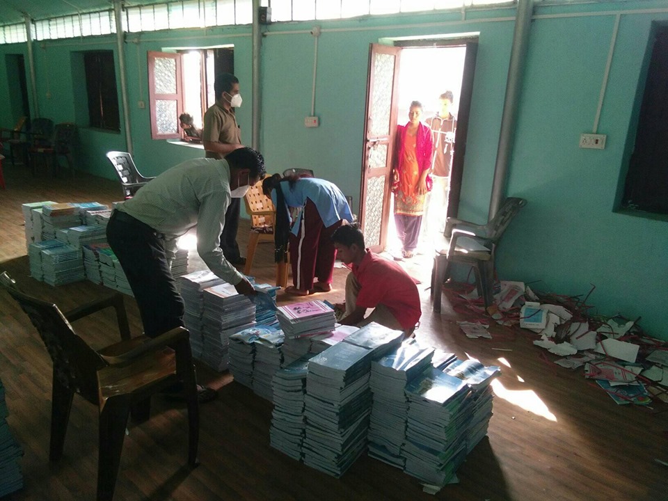 बाजुराकाे भानाेदय माबिले  पाठ्यपुस्तक बितरण कार्य सुरू गर्याे